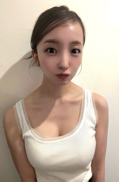 ともちんの美乳がわかるタンクトップ姿♡